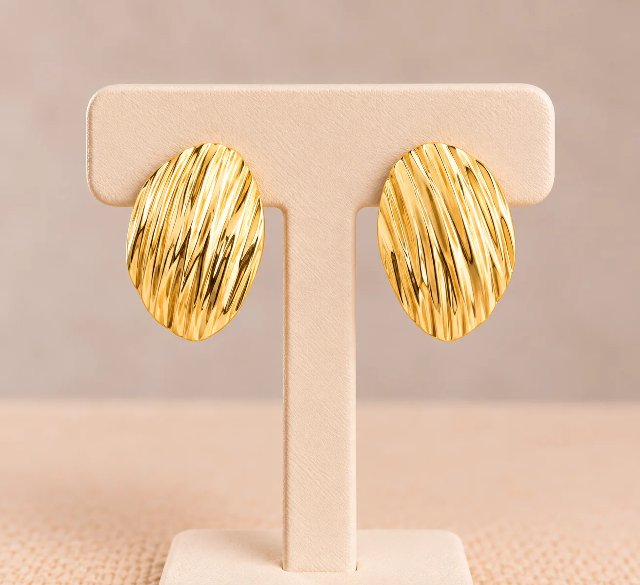Brinco Oval Texturizado Dourado