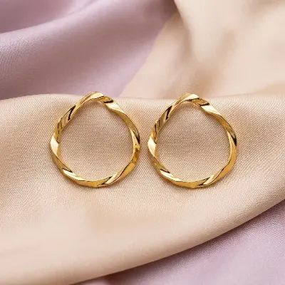 Brinco Gota Vazado Dourado