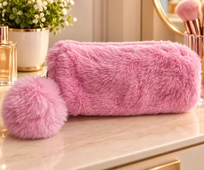 Título da Bolsinha Necessaire Feminina Pelúcia Rosa com Pompom – Porta-Maquiagem