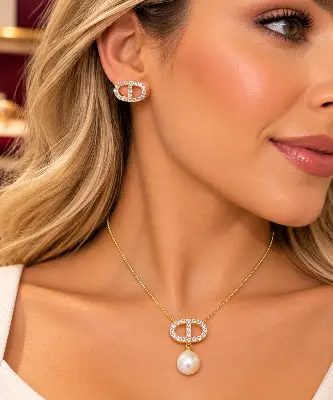conjunto de brinco e colar com pingente de pérola e cristais