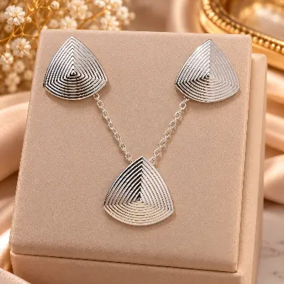 Conjunto de brinco e colar com pingente triangular texturizado