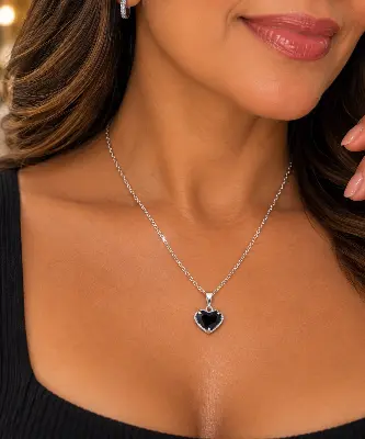 colar com pingente de coração preto e detalhes brilhantes