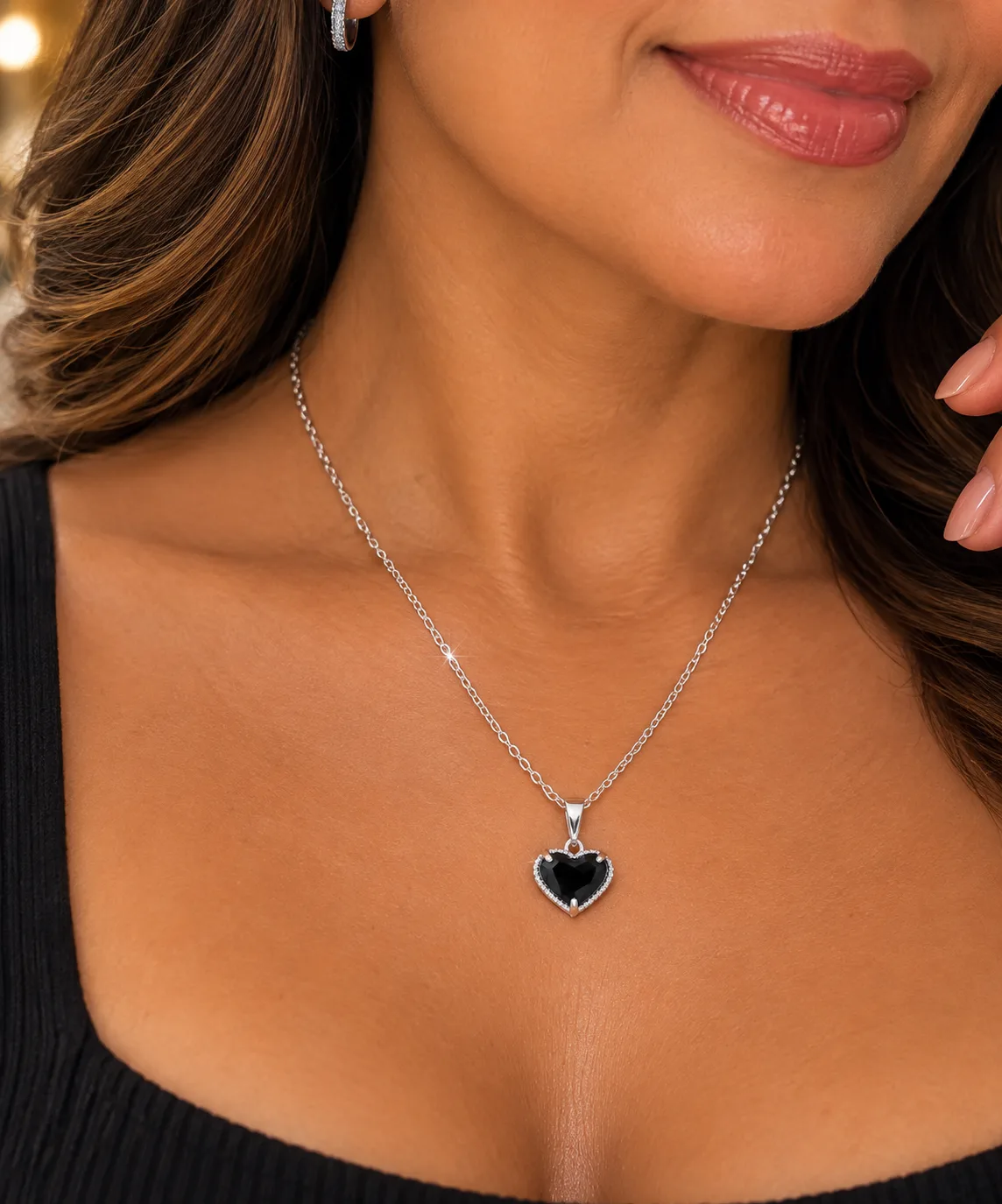 colar com pingente de coração preto e detalhes brilhantes