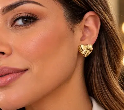 Brinco coração coração entrelaçado dourado