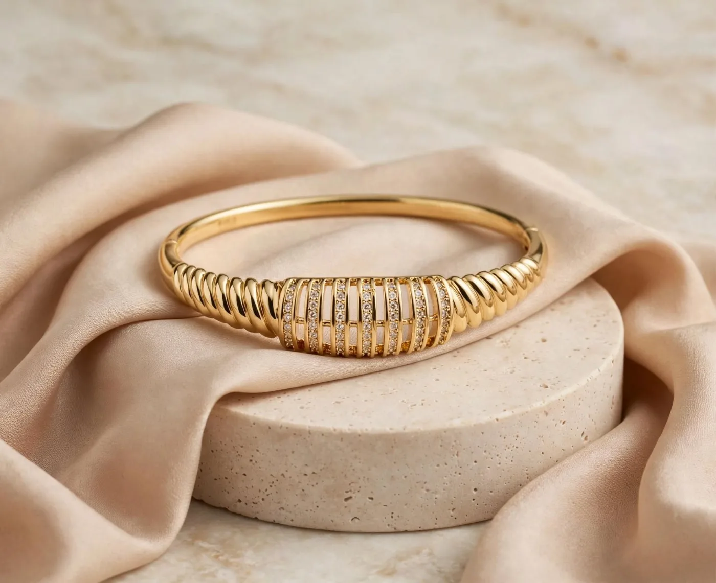 Bracelete Frisos Microzirconias Banho Ouro — foto 1 de 3