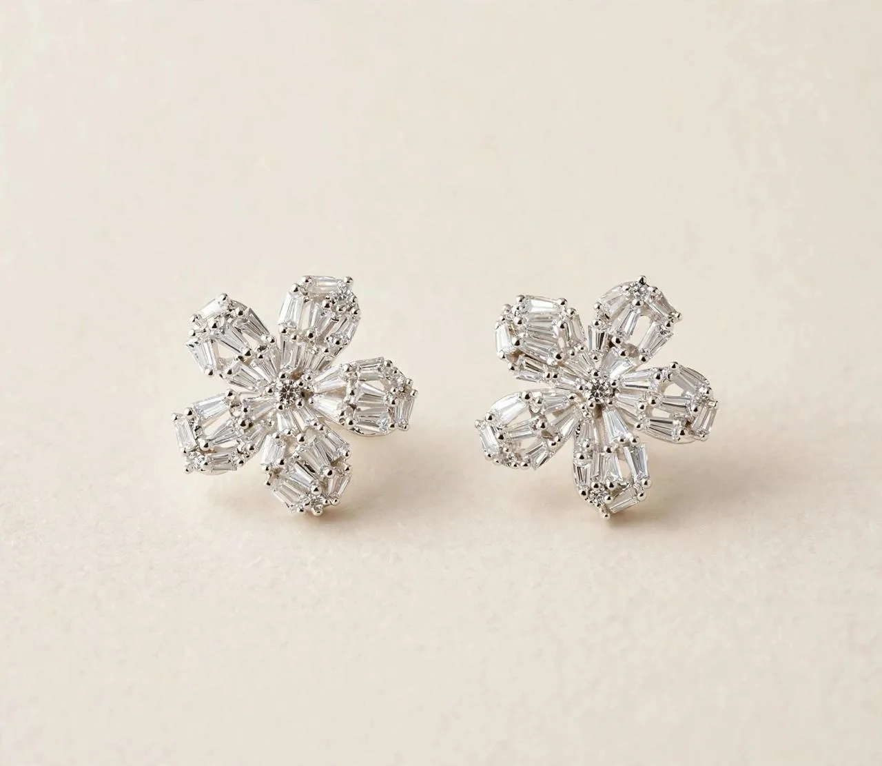 Brinco Estilo Flor com Zirconias Banho Prata — foto 1 de 2