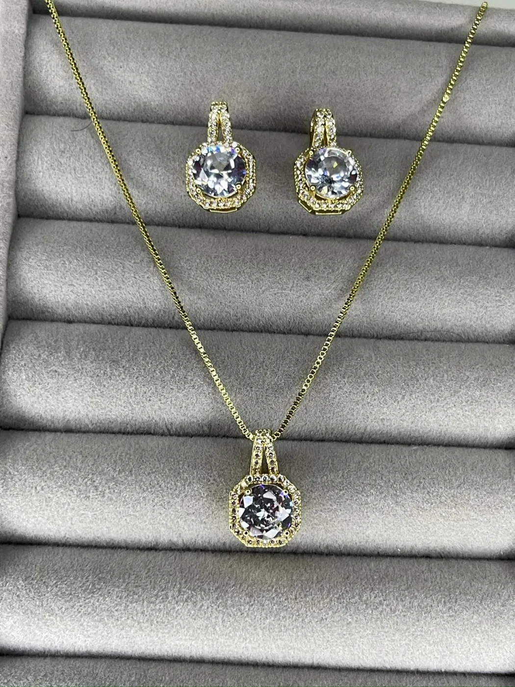 Conjunto Banho Ouro Cravejado em Formato Retangular