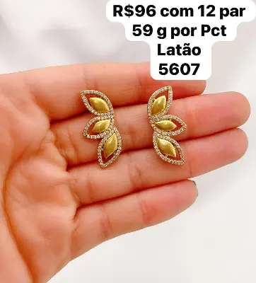 brinco com três folhas douradas e contorno de pedras