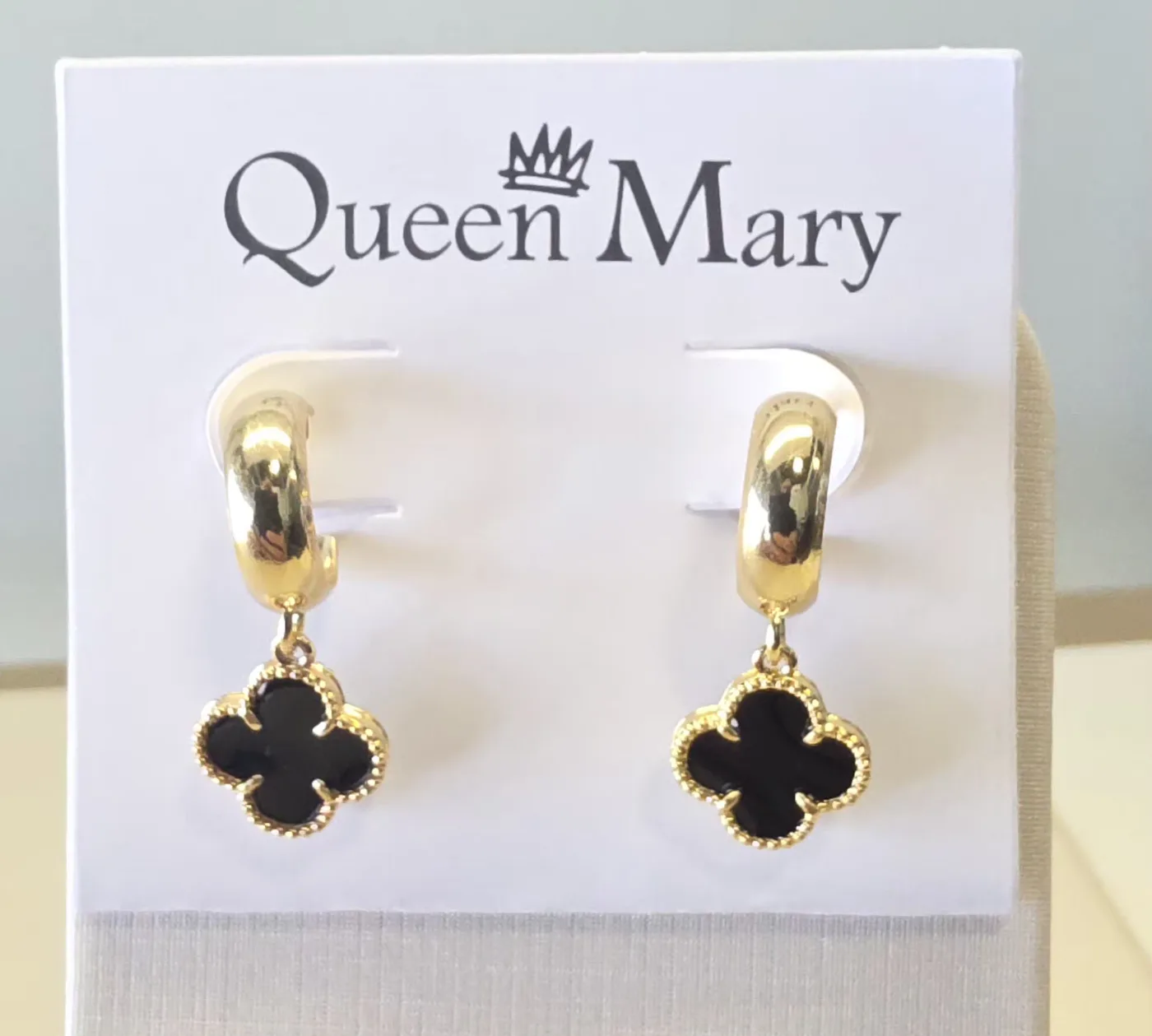 brincos com pingente trevo preto e dourado