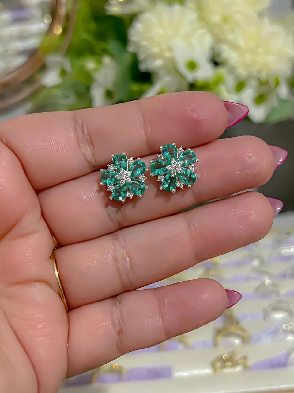 Brinco flor zircônia verde — foto 1 de 2