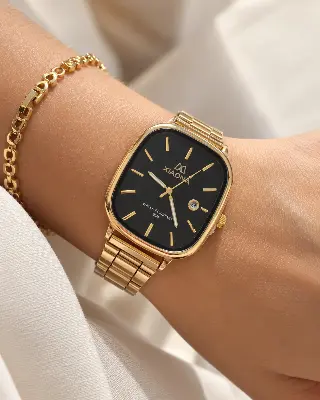 relógio quadrado dourado com mostrador preto