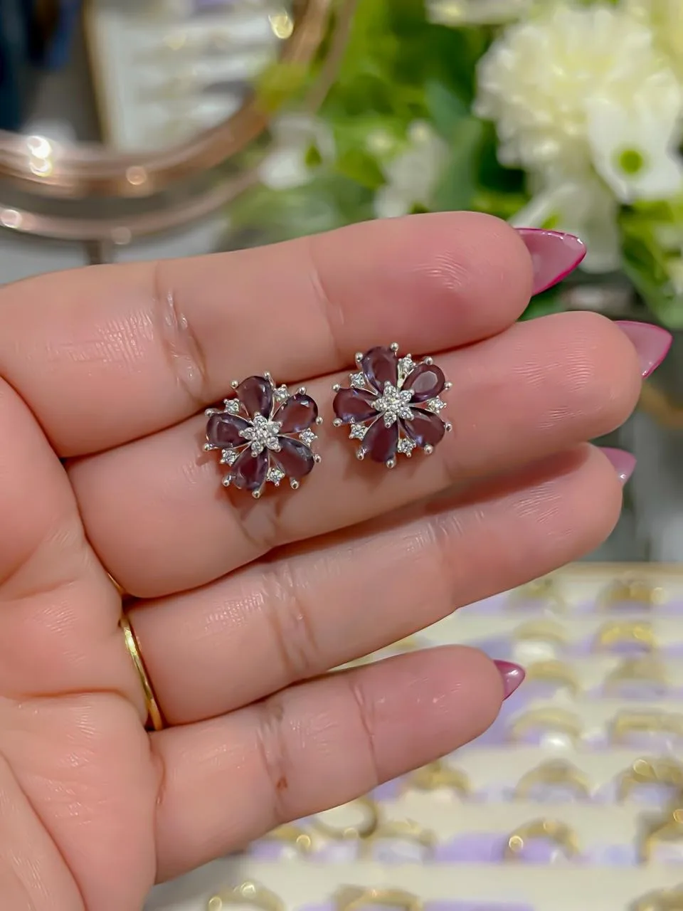 Brinco flor zircônia roxo — foto 1 de 2