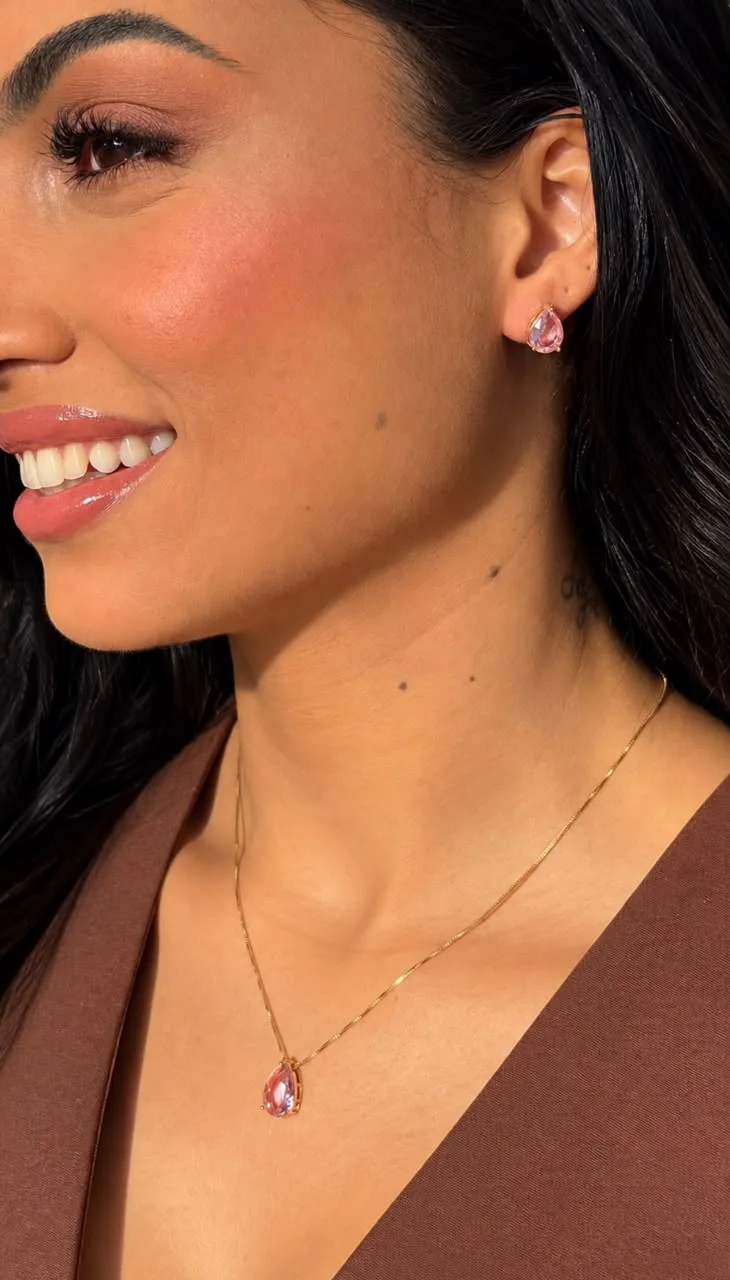 Conjunto Colar e Brincos Gota Cristal Rosa – Semijoia Feminina Elegante — foto 1 de 2