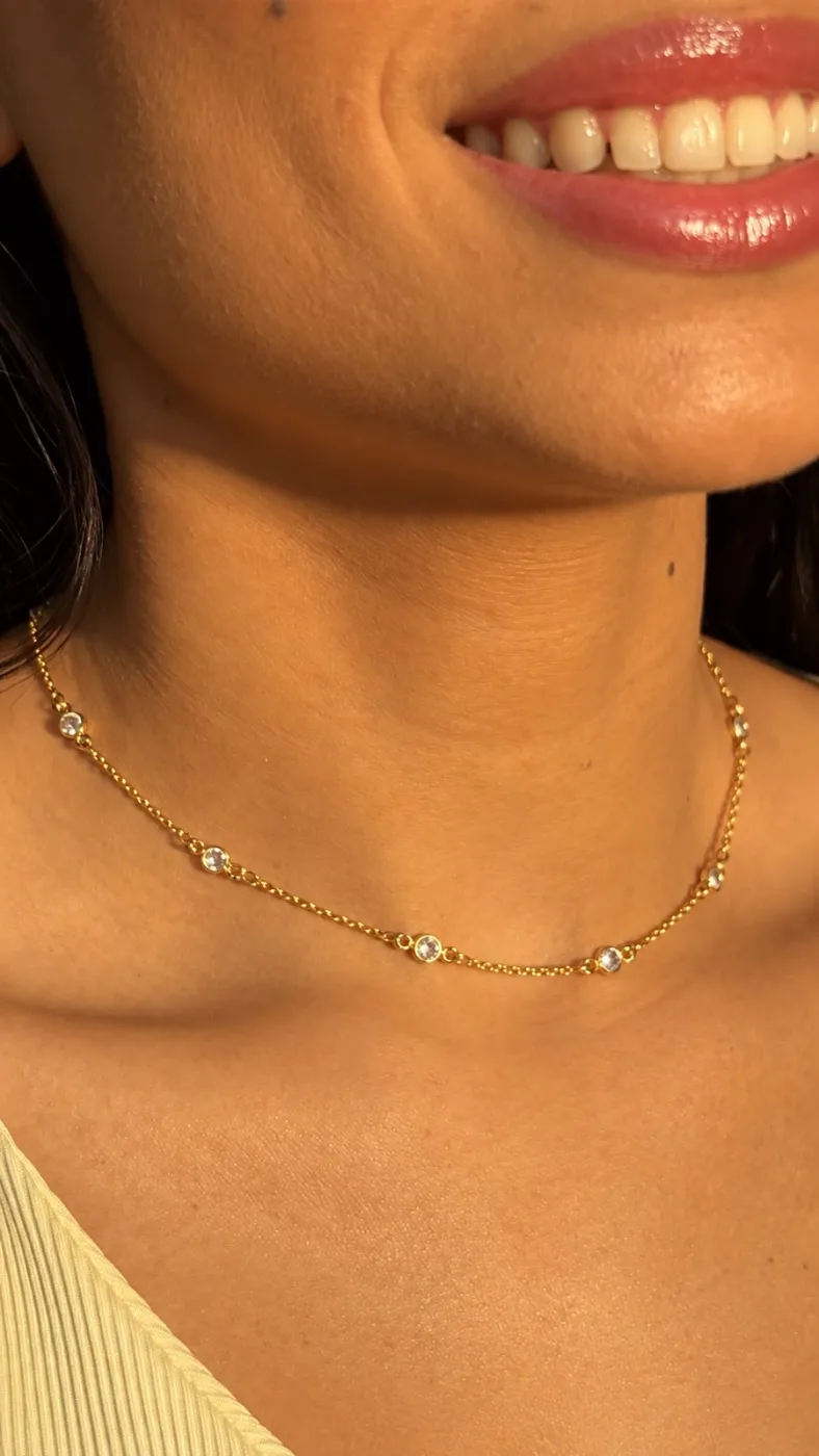 Colar Feminino Delicado Com Cristais Banhado Ouro 18k — foto 1 de 2